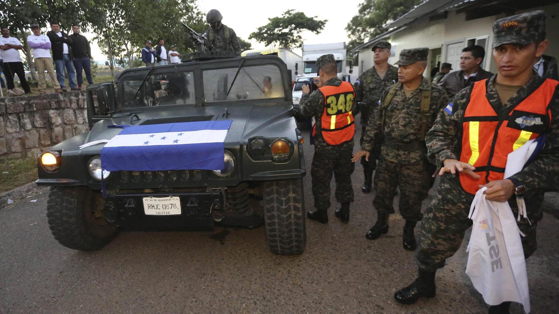 Honduras: Ein Militärfahrzeug mit Soldaten liefert das Material für die anstehende Präsidentschaftswahl Honduras: Ein Militärfahrzeug mit Soldaten liefert das Material für die anstehende Präsidentschaftswahl