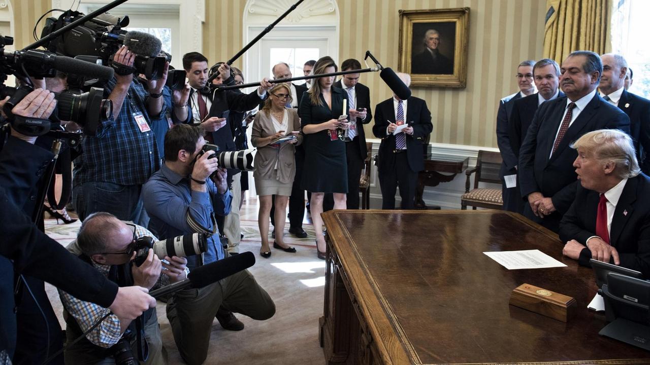 Sie sehen US-Präsident Donald Trump. Er spricht im "Oval Office" des Weißen Hauses zu Reportern über eines seiner Dekrete. Sie sehen US-Präsident Donald Trump. Er spricht im "Oval Office" des Weißen Hauses zu Reportern über eines seiner Dekrete.