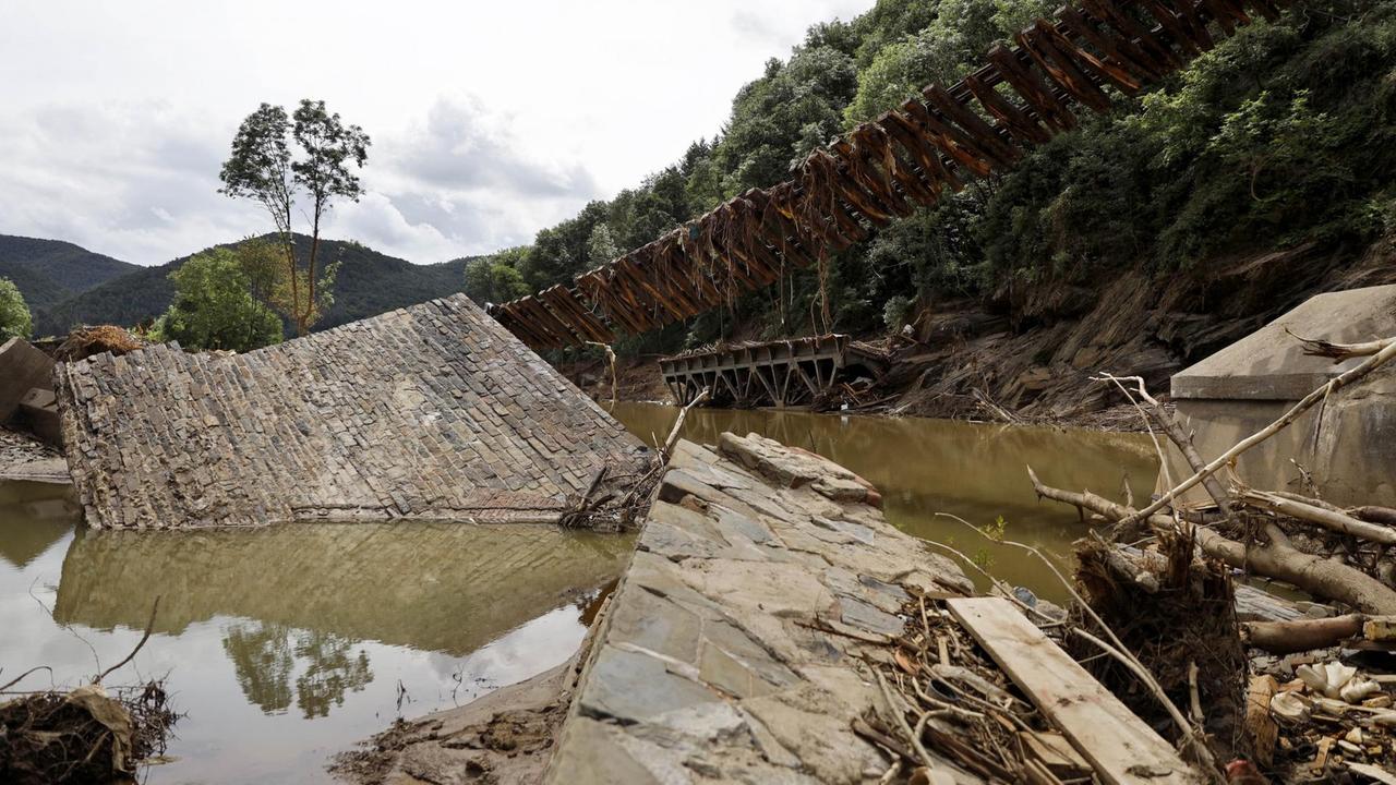 Durch das Hochwasser zerstörte Ahr-Brücke zwischen Rech und Mayschoß. Durch das Hochwasser zerstörte Ahr-Brücke zwischen Rech und Mayschoß.