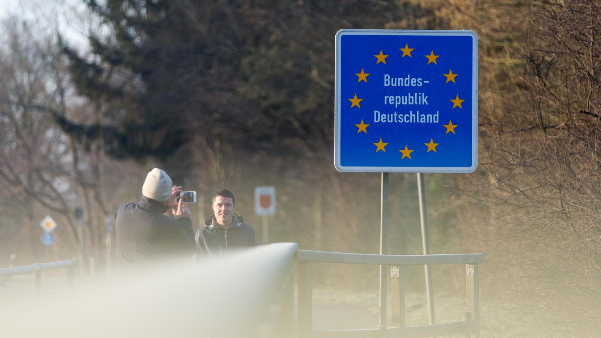 Ein deutsches Grenzschild an der Grenze zu den Niederlanden in der Grafschaft Bentheim Ein deutsches Grenzschild an der Grenze zu den Niederlanden in der Grafschaft Bentheim