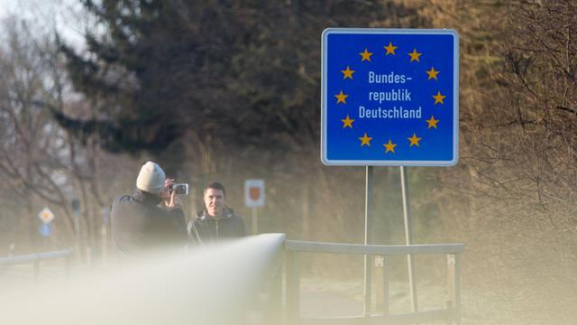 Ein deutsches Grenzschild an der Grenze zu den Niederlanden in der Grafschaft Bentheim