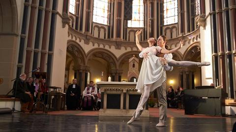 Aschermittwoch der Künstler in der Herz-Jesu-Kirche in Koblenz: Ein Auftritt der Balletttänzer Asuka Inoue und Michael Jeske
