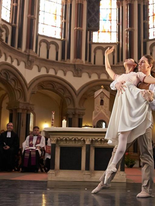 Aschermittwoch der Künstler in der Herz-Jesu-Kirche in Koblenz: Ein Auftritt der Balletttänzer Asuka Inoue und Michael Jeske