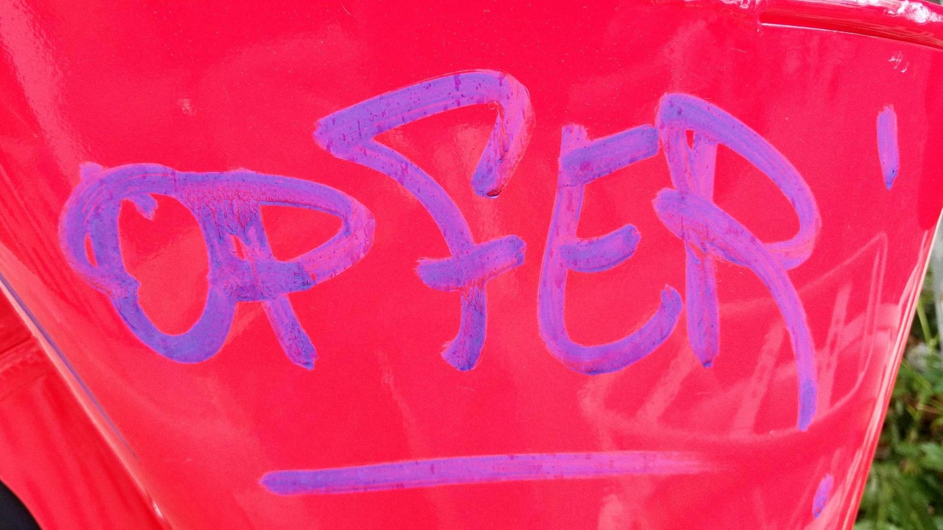 Berlin: "Opfer!" steht gesprüht auf eine Metallplatte in Berlin-Kreuzberg. "Du Opfer" ist eine verbreitete Beschimpfung unter Jugendlichen.