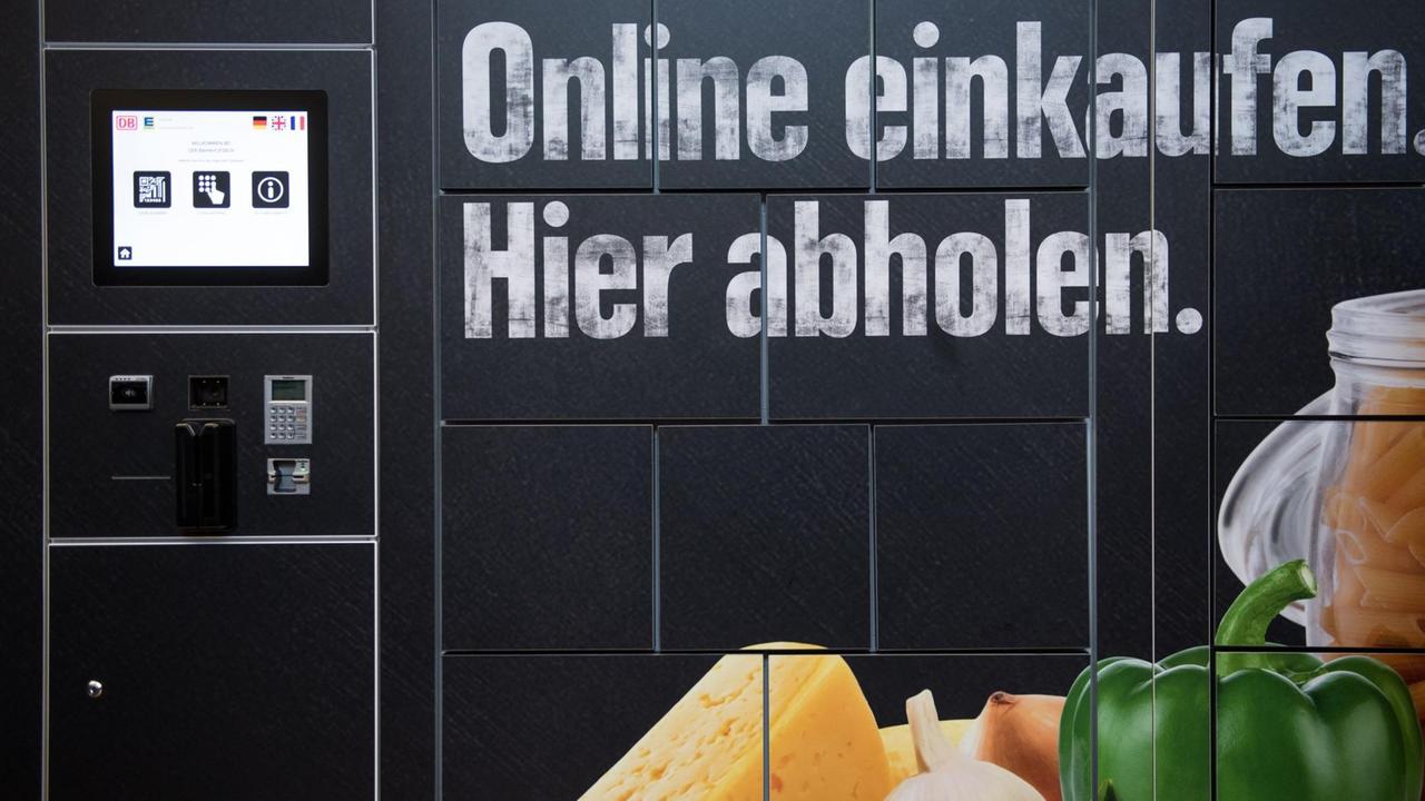 Der Slogan vom Pilotprojekt "Bahnhofsbox", "Online Einkaufen. Hier abholen." steht am Hauptbahnhof in Stuttgart. Bei der Bahnhofsbox wird über einen Shop im Internet bestellt, nach Auswahl eines Zeitfensters wird die Bestellung dann an ein Fach im Bahnhof geliefert. Der Slogan vom Pilotprojekt "Bahnhofsbox", "Online Einkaufen. Hier abholen." steht am Hauptbahnhof in Stuttgart. Bei der Bahnhofsbox wird über einen Shop im Internet bestellt, nach Auswahl eines Zeitfensters wird die Bestellung dann an ein Fach im Bahnhof geliefert.