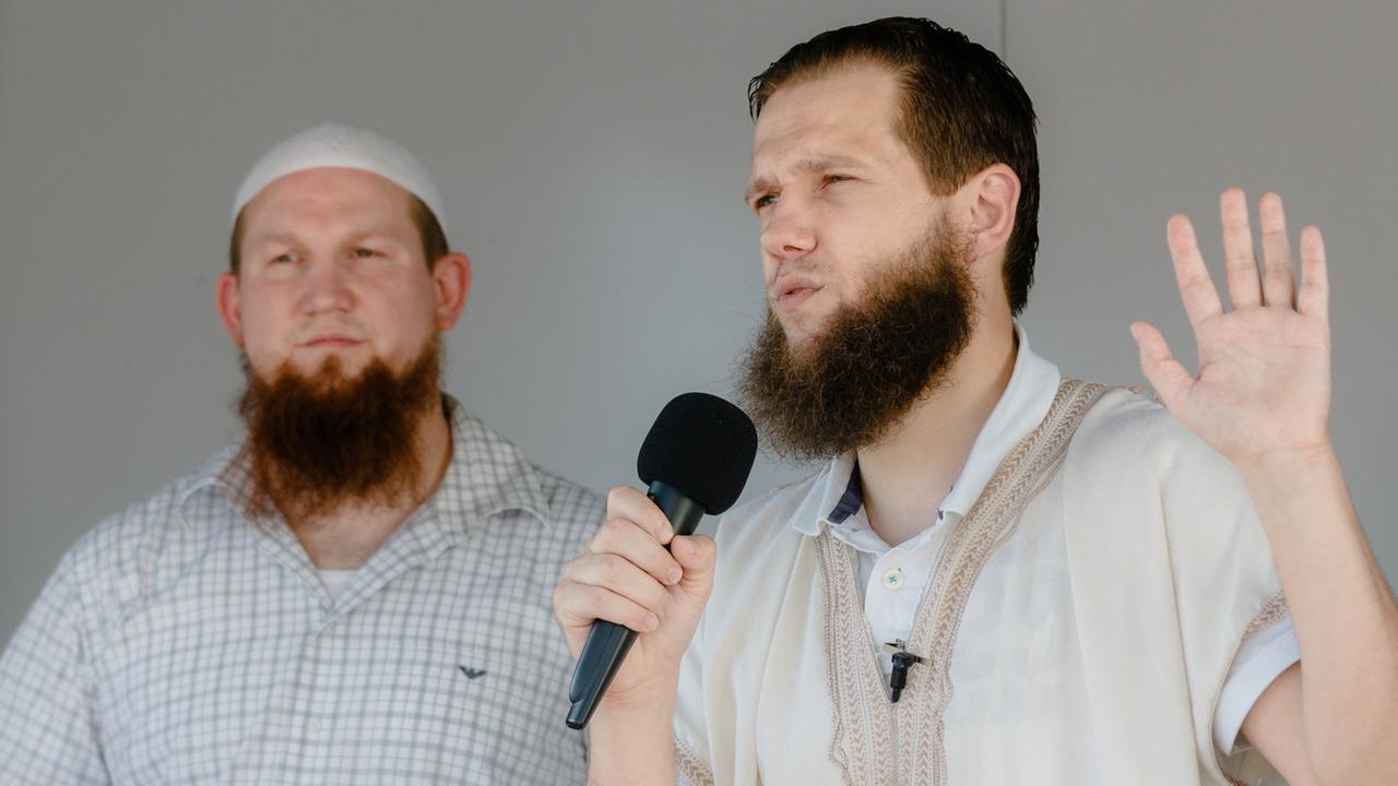 Sven Lau spricht bei einer Kundgebung in ein Mikrofon, links von ihm hört Pierre Vogel zu. Sven Lau spricht bei einer Kundgebung in ein Mikrofon, links von ihm hört Pierre Vogel zu.