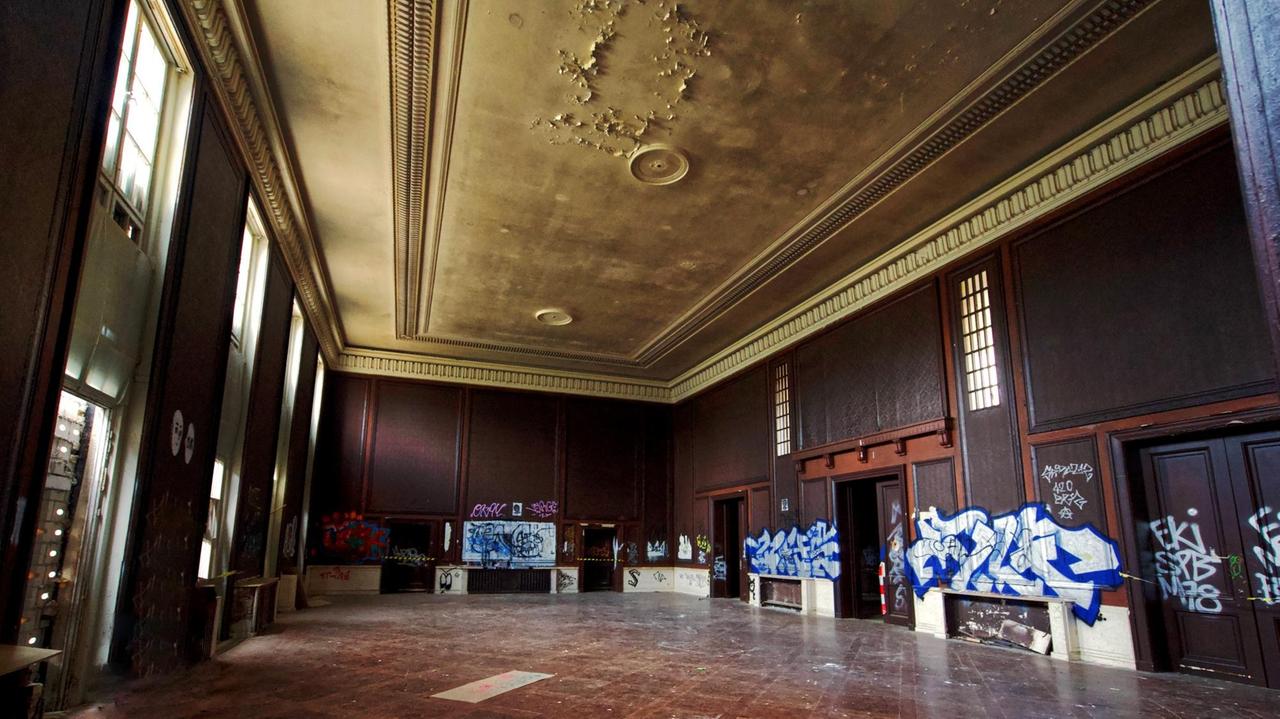 Ein ehemals prunkvoller Saal voller Graffiti Ein ehemals prunkvoller Saal voller Graffiti
