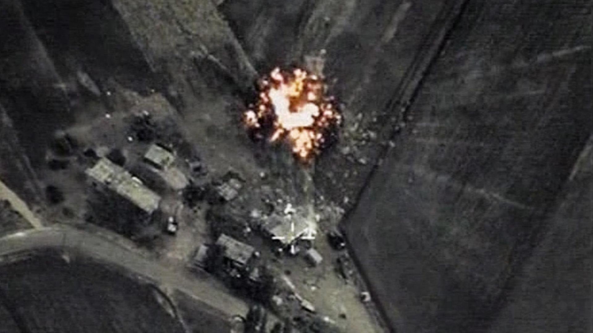 Bild aus einem Video, das einen russischen Luftangriff auf eine IS-Stellung in Syrien zeigt. Bild aus einem Video, das einen russischen Luftangriff auf eine IS-Stellung in Syrien zeigt.