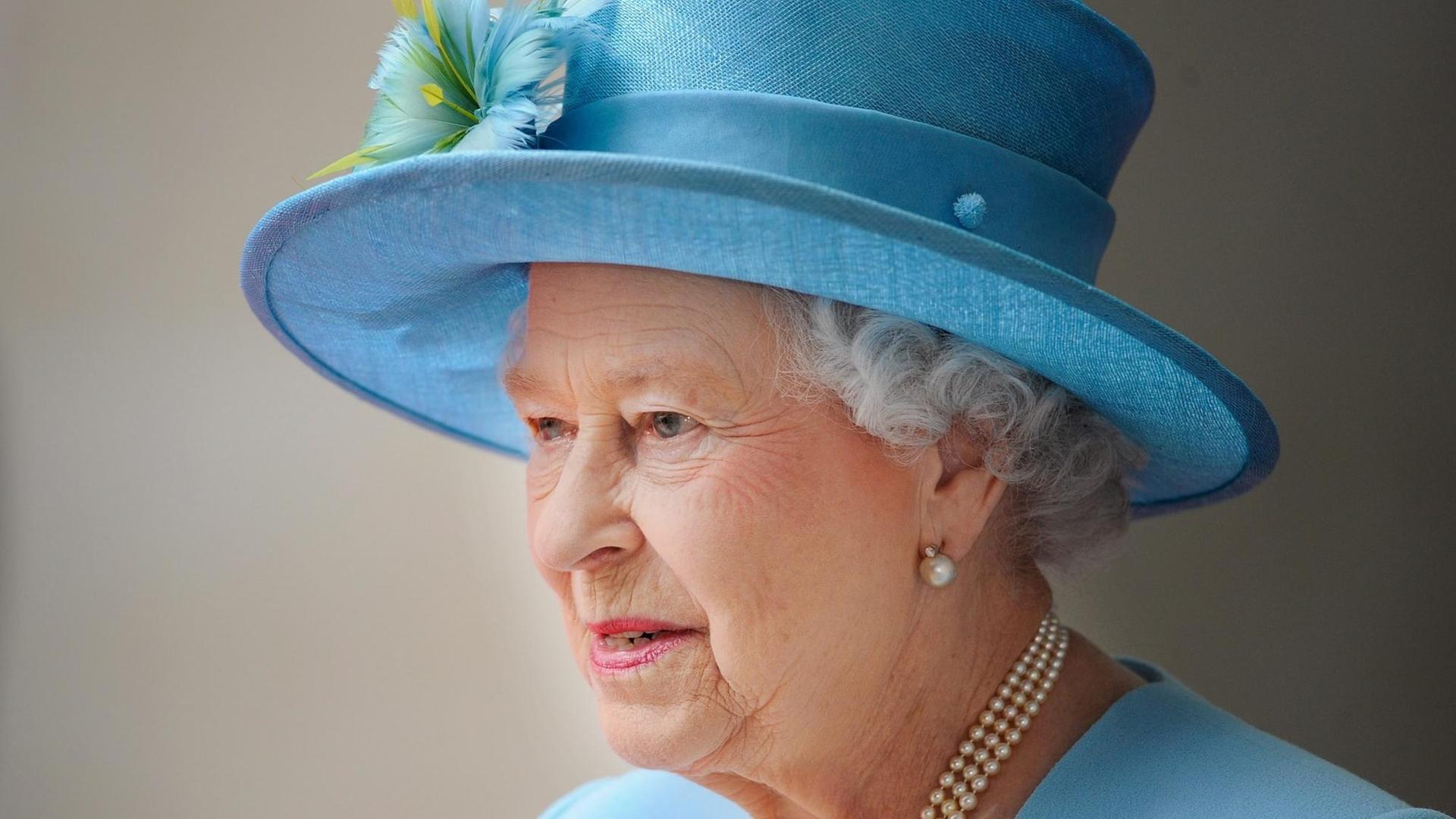 Queen Elizabeth II bei der Einweihung des neuen BBC-Hauptsitzes in London Queen Elizabeth II bei der Einweihung des neuen BBC-Hauptsitzes in London