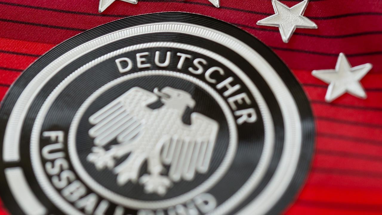 Der vierte Stern ist auf dem offiziellen Trikot der Deutschen Fußball-Nationalmannschaft am 14.07.2014 in Herzogenaurach (Bayern) zu sehen. Der vierte Stern ist auf dem offiziellen Trikot der Deutschen Fußball-Nationalmannschaft am 14.07.2014 in Herzogenaurach (Bayern) zu sehen.
