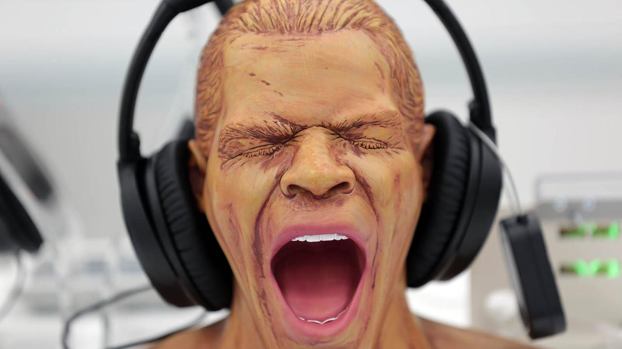 Ein Kopfhörer für digitale Musik hängt in Köln in einem Geschäft auf einer Figur. Ein Kopfhörer für digitale Musik hängt in Köln in einem Geschäft auf einer Figur.