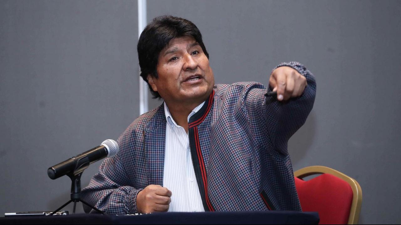 Evo Morales am 20. November im mexikanischen Exil. Ein Mann sitzt an einem Tische und sagt etwas. Evo Morales am 20. November im mexikanischen Exil. Ein Mann sitzt an einem Tische und sagt etwas.
