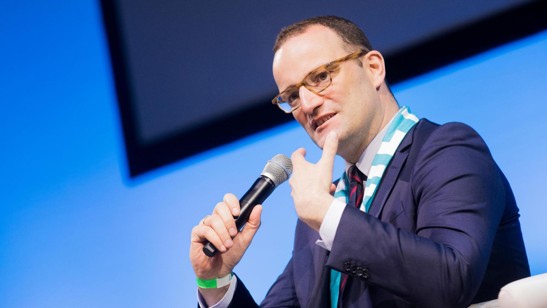 Bundesgesundheitsminister Jens Spahn (CDU) nimmt an einer Podiumsdiskussion unter dem Titel „Integriert Euch! Wer eigentlich? Und wohin? Anforderung an das Zusammenleben in der Einwanderungsgesellschaft“ teil. Bundesgesundheitsminister Jens Spahn (CDU) nimmt an einer Podiumsdiskussion unter dem Titel „Integriert Euch! Wer eigentlich? Und wohin? Anforderung an das Zusammenleben in der Einwanderungsgesellschaft“ teil.