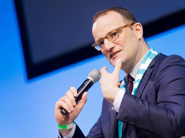 Bundesgesundheitsminister Jens Spahn (CDU) nimmt an einer Podiumsdiskussion unter dem Titel „Integriert Euch! Wer eigentlich? Und wohin? Anforderung an das Zusammenleben in der Einwanderungsgesellschaft“ teil.