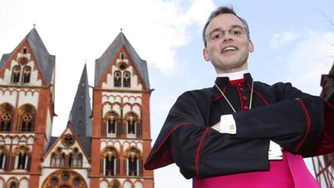Limburger Bischof Franz-Peter Tebartz-van Elst vor dem Dom in Limburg