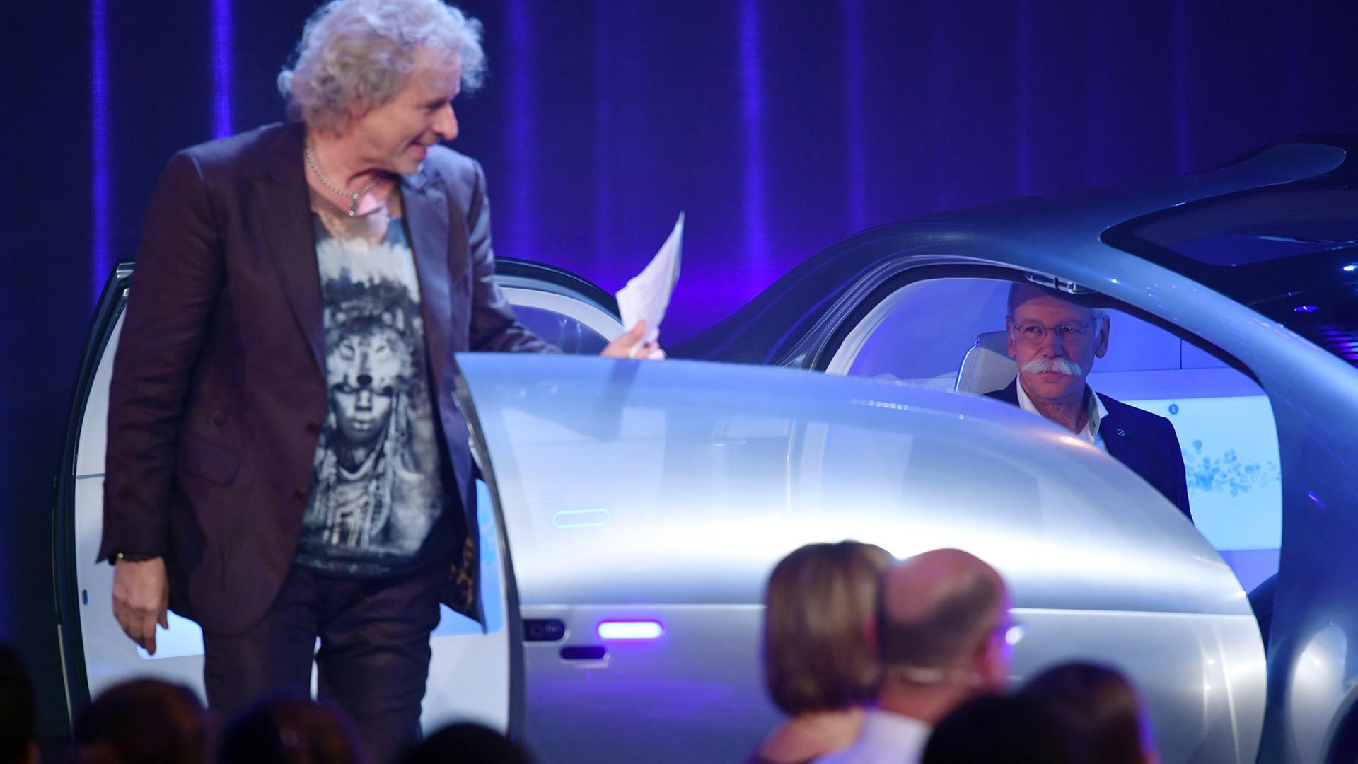 Entertainer Thomas Gottschalk (l.) und Daimler-Chef Dieter Zetsche unterhalten sich am 05.06.2016 in Berlin in der neuen RTL-Show "Mensch Gottschalk - Das bewegt Deutschland" vor der Kulisse eines Autos. Entertainer Thomas Gottschalk (l.) und Daimler-Chef Dieter Zetsche unterhalten sich am 05.06.2016 in Berlin in der neuen RTL-Show "Mensch Gottschalk - Das bewegt Deutschland" vor der Kulisse eines Autos.