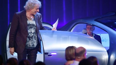 Entertainer Thomas Gottschalk (l.) und Daimler-Chef Dieter Zetsche unterhalten sich am 05.06.2016 in Berlin in der neuen RTL-Show "Mensch Gottschalk - Das bewegt Deutschland" vor der Kulisse eines Autos.
