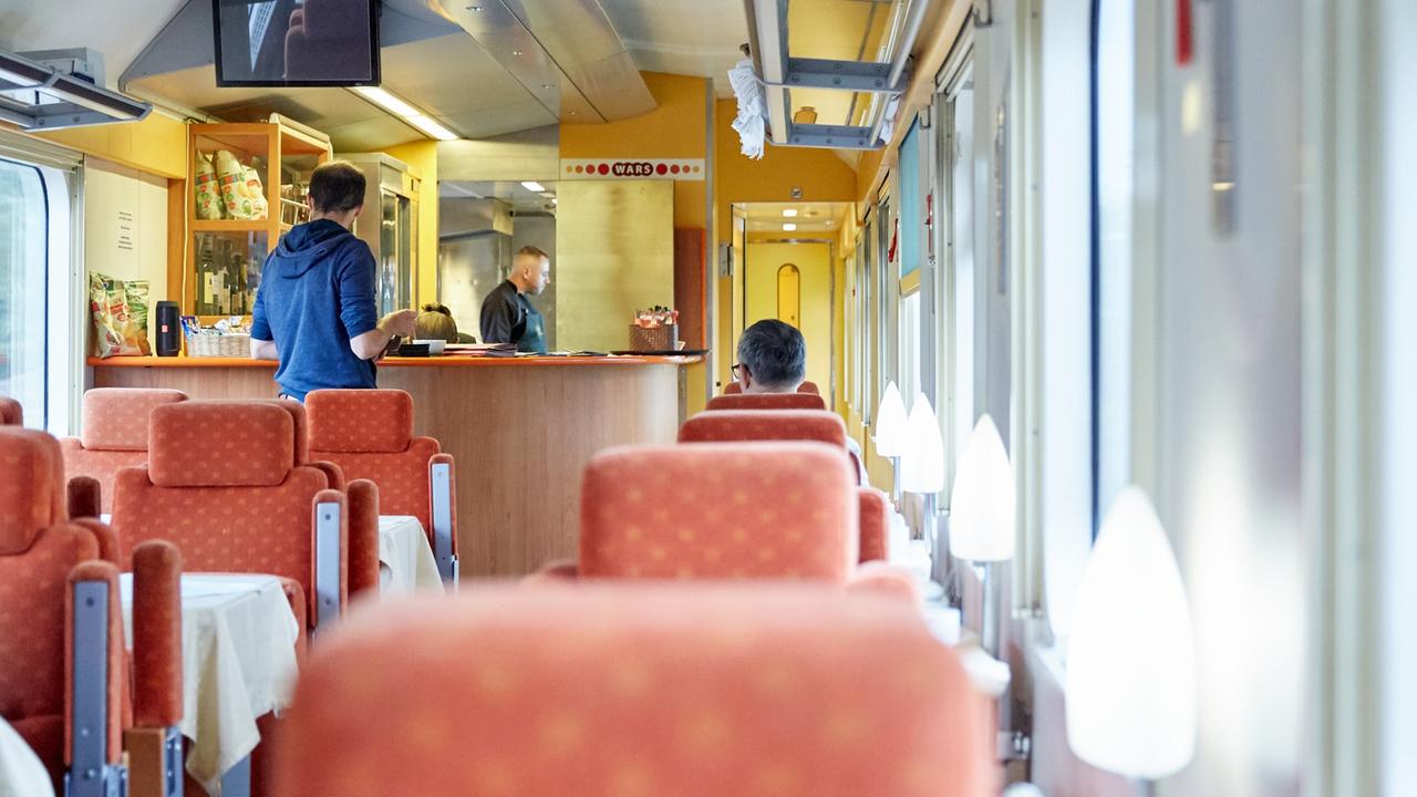 Speisewagen des Moskau-Nizza-Express mit gepolsterten Sitzen Speisewagen des Moskau-Nizza-Express mit gepolsterten Sitzen