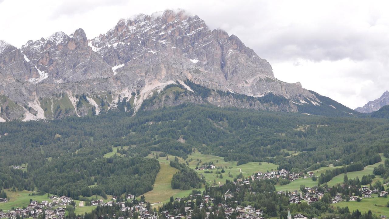 Majestätisch erhebt sich der Monte Cristallo über Cortina d'Ampezzo. Der Ort im Herzen des UNESCO-Weltnaturerbes Dolomiten ist vor allem als beliebter Skiurlaubsort bekannt, Majestätisch erhebt sich der Monte Cristallo über Cortina d'Ampezzo. Der Ort im Herzen des UNESCO-Weltnaturerbes Dolomiten ist vor allem als beliebter Skiurlaubsort bekannt,