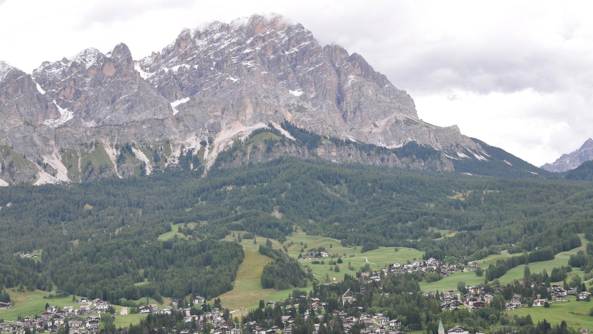 Majestätisch erhebt sich der Monte Cristallo über Cortina d'Ampezzo. Der Ort im Herzen des UNESCO-Weltnaturerbes Dolomiten ist vor allem als beliebter Skiurlaubsort bekannt, Majestätisch erhebt sich der Monte Cristallo über Cortina d'Ampezzo. Der Ort im Herzen des UNESCO-Weltnaturerbes Dolomiten ist vor allem als beliebter Skiurlaubsort bekannt,