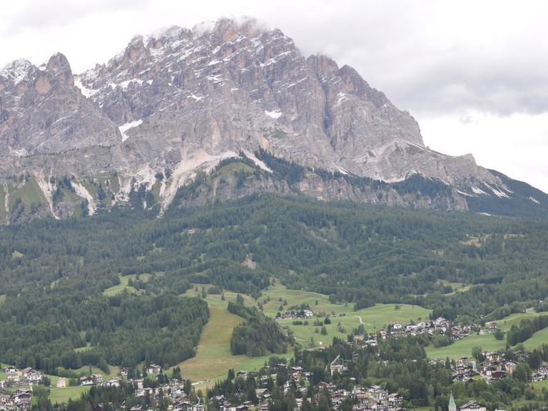 Majestätisch erhebt sich der Monte Cristallo über Cortina d'Ampezzo. Der Ort im Herzen des UNESCO-Weltnaturerbes Dolomiten ist vor allem als beliebter Skiurlaubsort bekannt,
