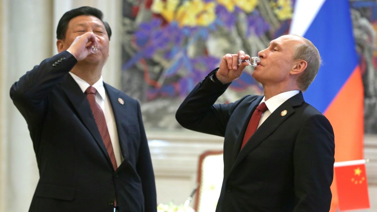 Russlands Präsident Wladimir Putin (rechts) und Chinas Staatschef Xi Jinping sind sich bei den Gas-Lieferungen einig geworden.