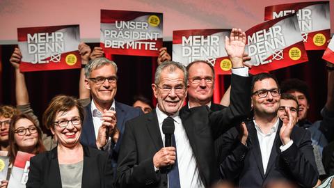 Der neue österreichische Bundespräsident Alexander Van der Bellen mit Anhängern in Wien