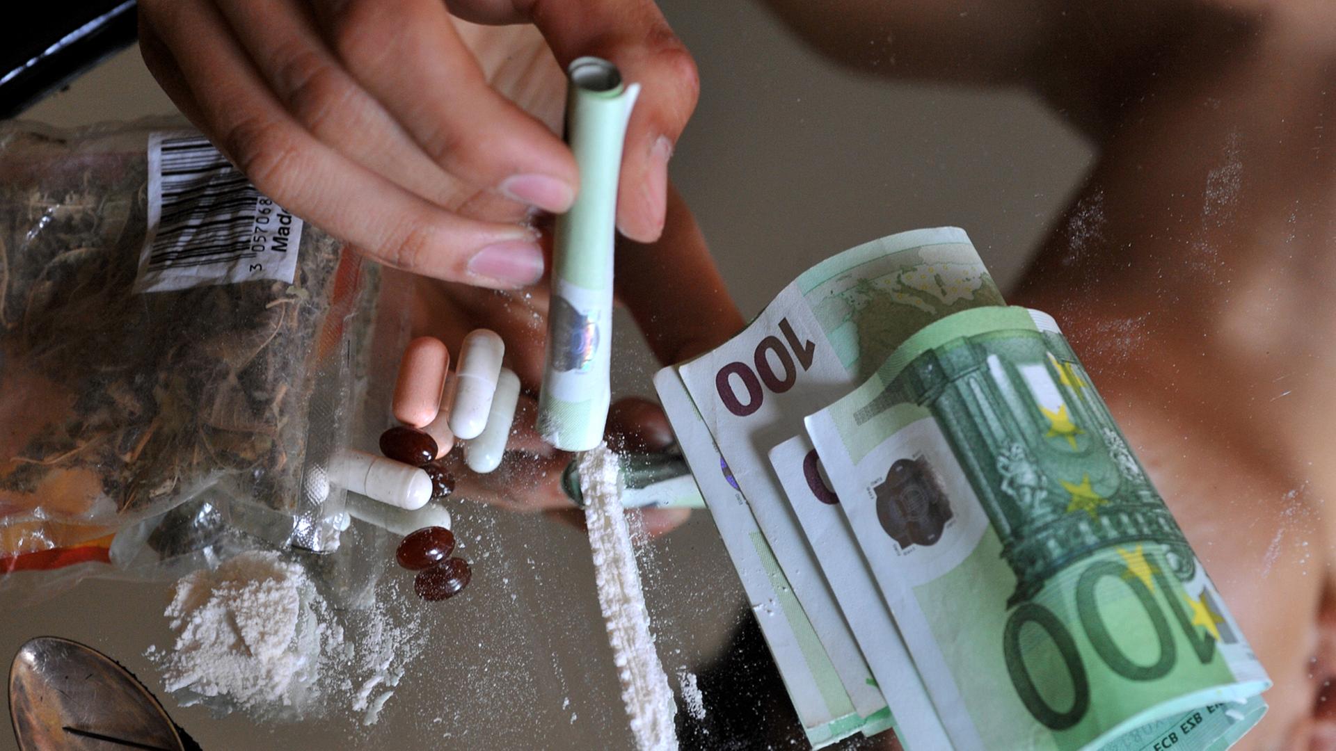 Geld und Zubehör zum Drogenkonsum Geld und Zubehör zum Drogenkonsum