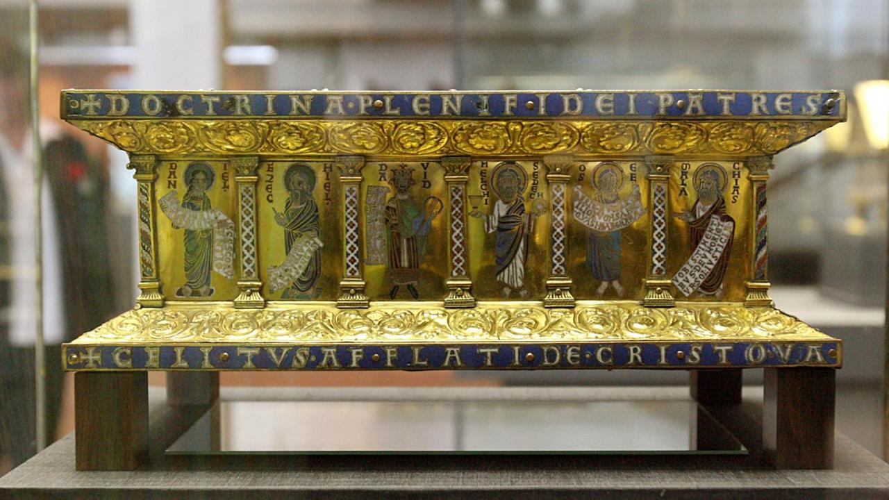Ein Tragaltar des Eilbertus aus dem Welfenschatz im Kunstgewerbemuseum. Der Streit um die Herausgabe des Welfenschatzes durch die Stiftung Preußischer Kulturbesitz (SPK) geht weiter Ein Tragaltar des Eilbertus aus dem Welfenschatz im Kunstgewerbemuseum. Der Streit um die Herausgabe des Welfenschatzes durch die Stiftung Preußischer Kulturbesitz (SPK) geht weiter