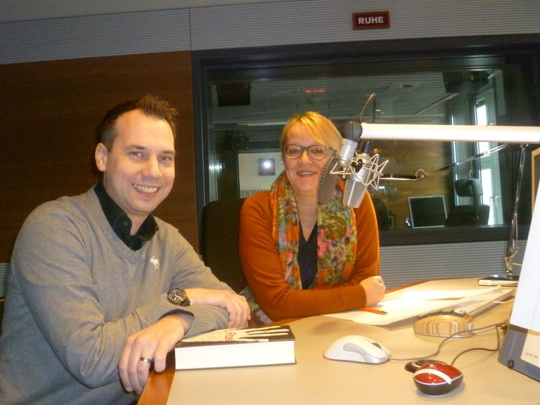 Schriftsteller Sebastian Fitzek im Gespräch mit Britta Bürger über sein Buch "Noah" im Studio bei Deutschlandradio Kultur
