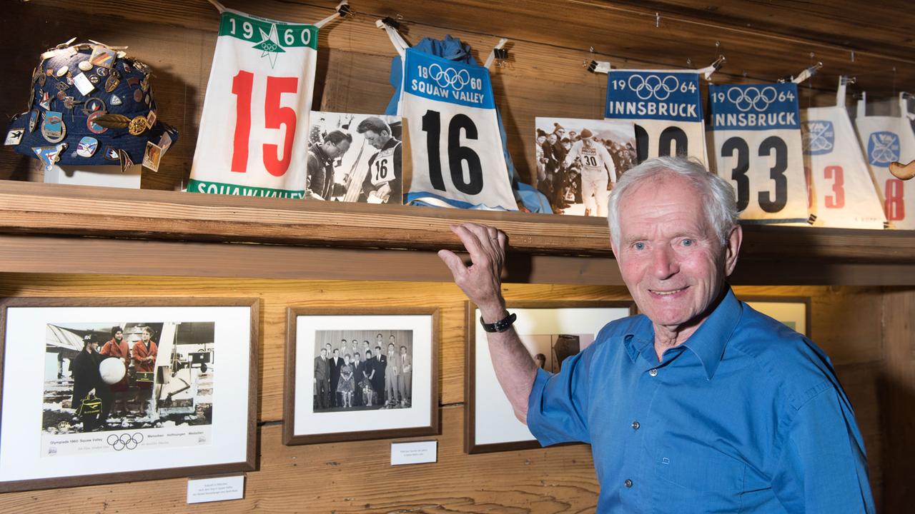 Georg Thoma, der ehemaligen Nordische Kombinierer, Olympiasieger und Weltmeister, steht am 14.08.2017 in Hinterzarten im Schwarzwald (Baden-Württemberg) im Skimuseum neben den Orginalleibchen seiner großen Sportveranstaltungen. Georg Thoma, der ehemaligen Nordische Kombinierer, Olympiasieger und Weltmeister, steht am 14.08.2017 in Hinterzarten im Schwarzwald (Baden-Württemberg) im Skimuseum neben den Orginalleibchen seiner großen Sportveranstaltungen.