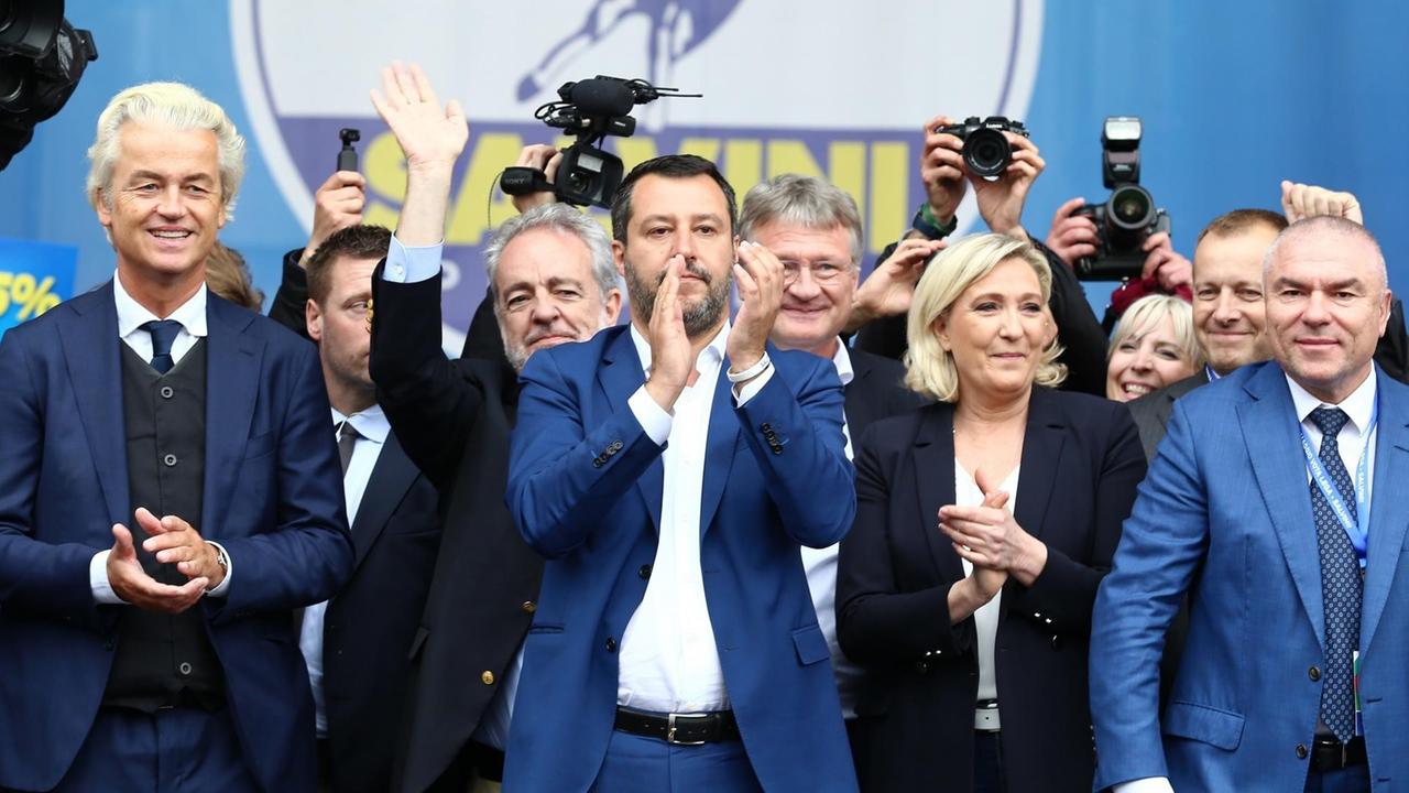 Das Führungspersonal der Rechtsaußen-Fraktion bei einer Wahlkampfveranstaltung am 18. Mai 2019: (von li nach re) Geert Wilders, Gerolf Annemans, Matteo Salvini, Joerg Meuthen (AFD), Marine Le Pen (RN), Veselin Mareshki