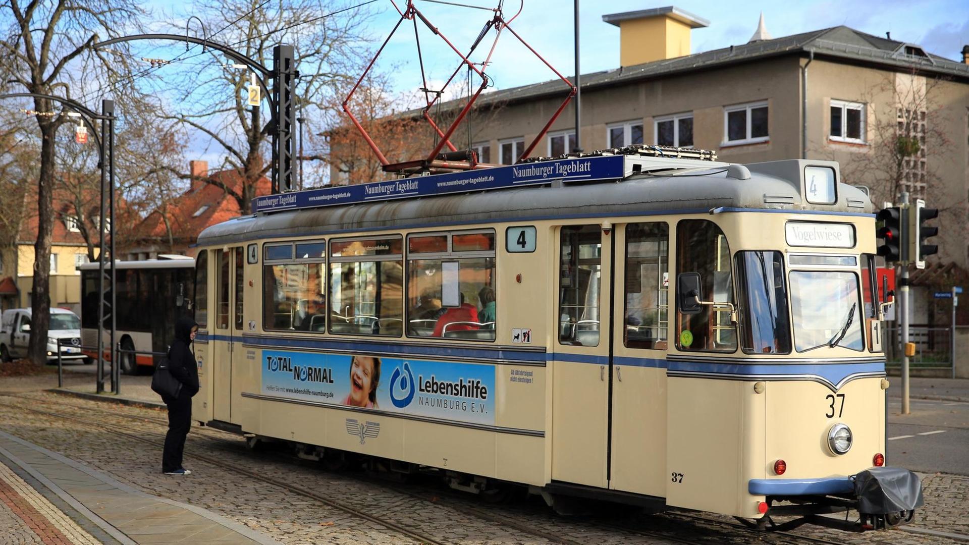 Die historische Straßenbahn "Wilde Zicke" fährt durch Naumburg (Sachsen-Anhalt). Die historische Straßenbahn "Wilde Zicke" fährt durch Naumburg (Sachsen-Anhalt).