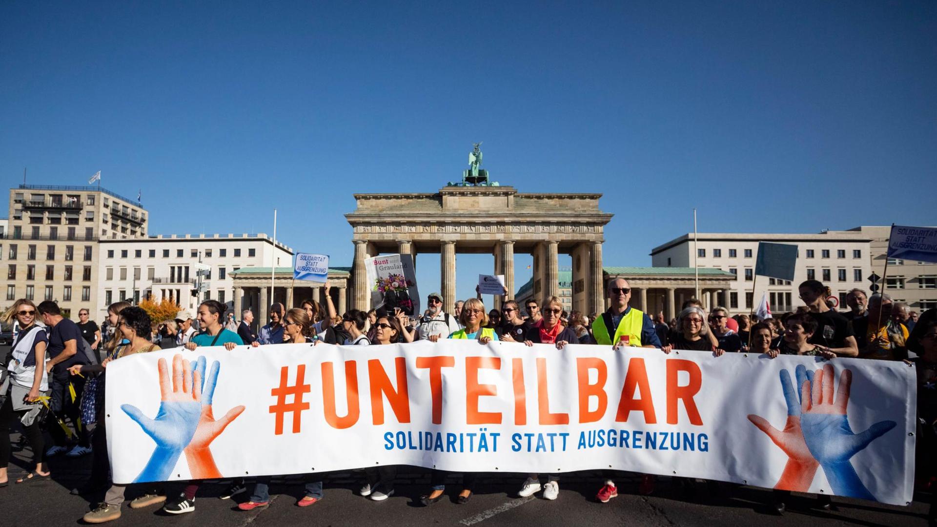 13.10.2018, Berlin: Der Zug der Demonstration gegen Rassismus und Rechtsruck mit dem Motto «Unteilbar» zieht vor das Brandenburger Tor 13.10.2018, Berlin: Der Zug der Demonstration gegen Rassismus und Rechtsruck mit dem Motto «Unteilbar» zieht vor das Brandenburger Tor