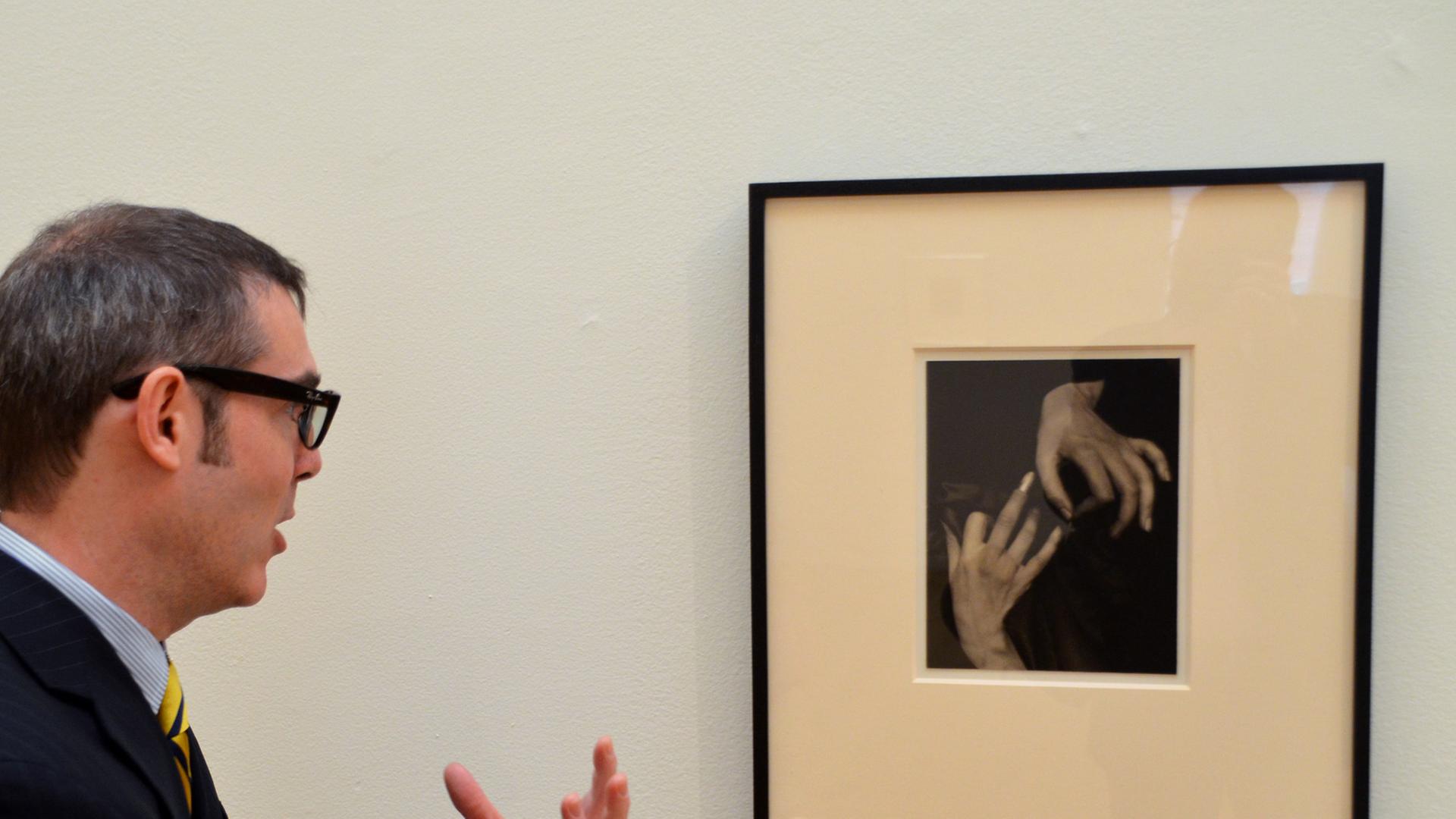 Sotheby's-Fotoexperte Chris Mahoney steht vor dem Bild "Hands with Timbre" von Alfred Stieglitz. Sotheby's-Fotoexperte Chris Mahoney steht vor dem Bild "Hands with Timbre" von Alfred Stieglitz.