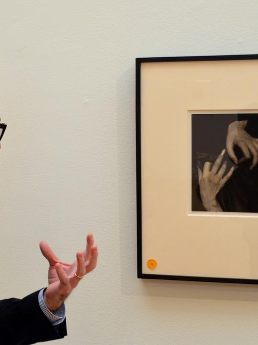 Sotheby's-Fotoexperte Chris Mahoney steht vor dem Bild "Hands with Timbre" von Alfred Stieglitz.
