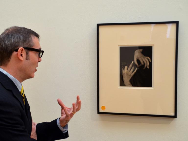 Sotheby's-Fotoexperte Chris Mahoney steht vor dem Bild "Hands with Timbre" von Alfred Stieglitz.