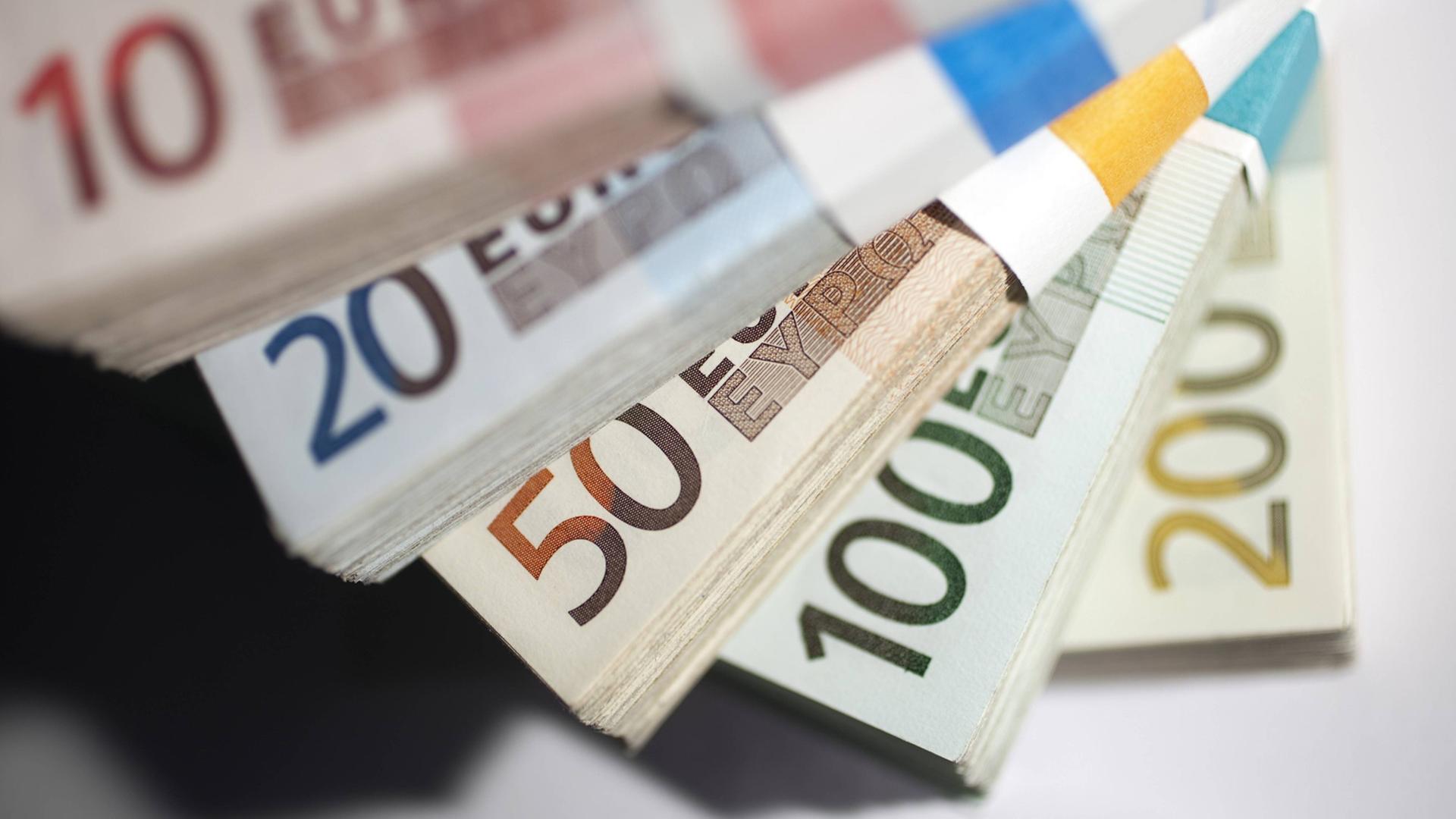 Bündel von 10-, 20-, 50-, 100- und 200-Euro-Banknoten.
