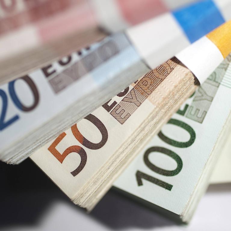 Bündel von 10-, 20-, 50-, 100- und 200-Euro-Banknoten.