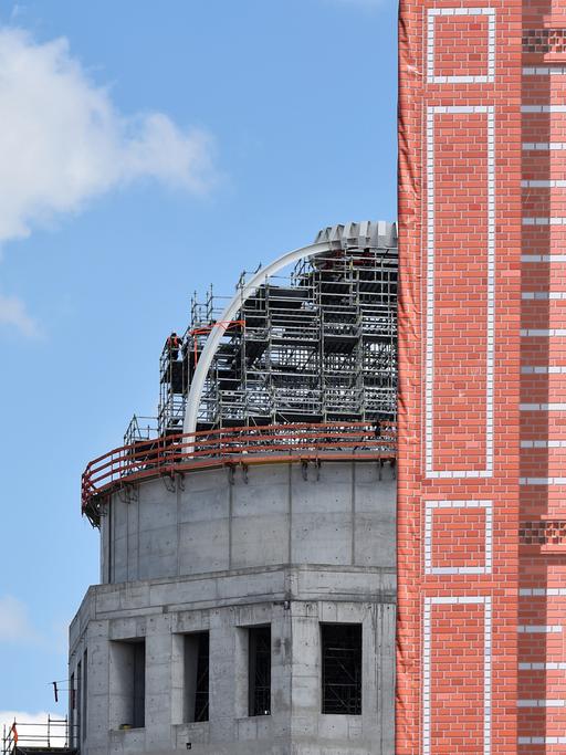Die Kuppel des Rohbaus des Berliner Schlosses (l), das den Namen Humboldt-Forum trägt, ist am 09.06.2015 in Berlin am Schinkelplatz neben der Schaufassade der Schinkelschen Bauakademie zu sehen.