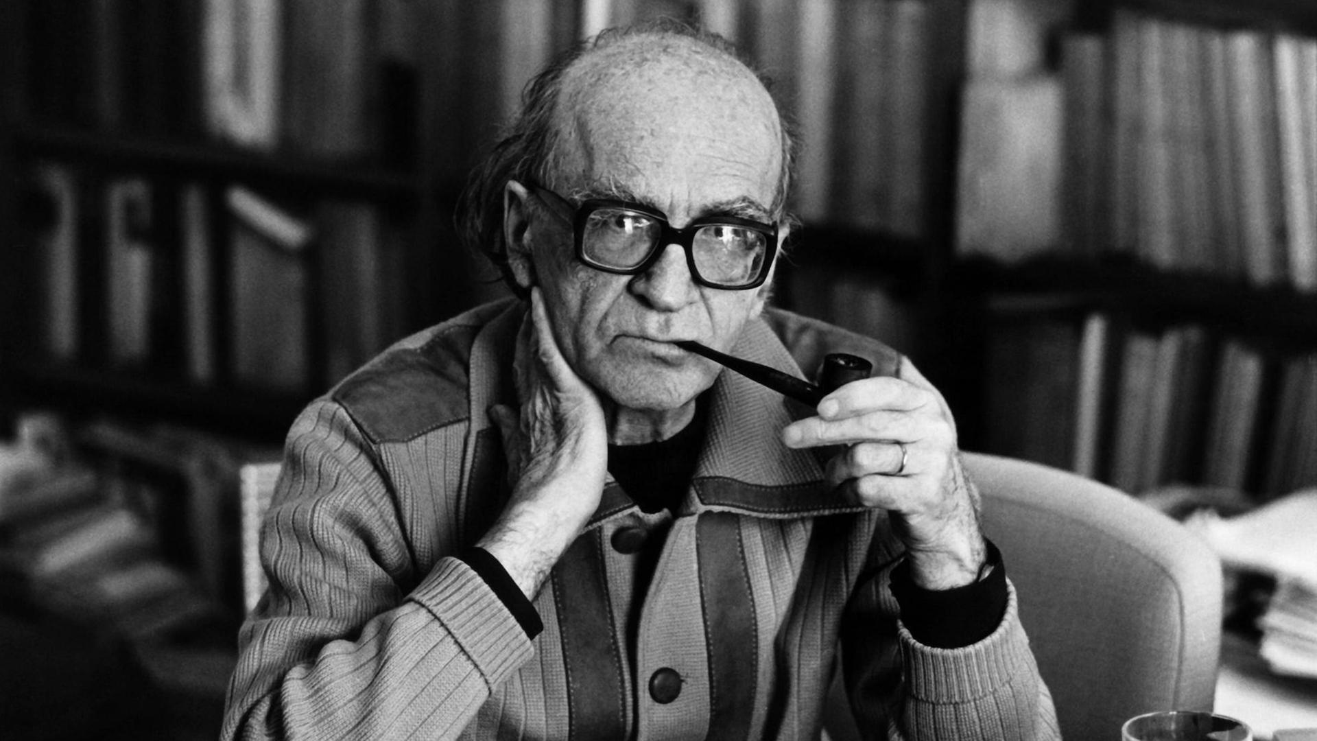 Der rumänische Religionswissenschaftler, Philosoph und Schriftsteller Mircea Eliade im Jahre 1978 in seinem Zuhause in Paris, Frankreich. Der rumänische Religionswissenschaftler, Philosoph und Schriftsteller Mircea Eliade im Jahre 1978 in seinem Zuhause in Paris, Frankreich.