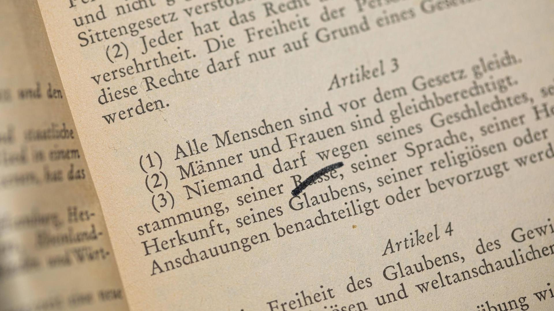 Der Begriff Rasse im Grundgesetz Aktuell wird auf politischer Ebene über den Begriff Rasse in Artikel 3 im Grundgesetz diskutiert. Die Grünen schlagen vor, den Begriff durch eine andere Formulierung wie z.B. rassistische Zuschreibung zu ersetzen. Der Begriff Rasse im Grundgesetz Aktuell wird auf politischer Ebene über den Begriff Rasse in Artikel 3 im Grundgesetz diskutiert. Die Grünen schlagen vor, den Begriff durch eine andere Formulierung wie z.B. rassistische Zuschreibung zu ersetzen.