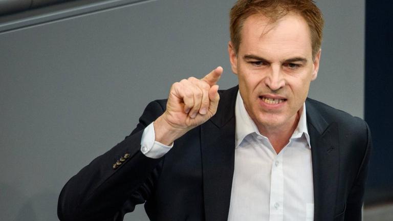 Gerhard Schick (Bündnis 90/Die Grünen), Bundestagsabgeordneter, spricht während einer Plenarsitzung des Deutschen Bundestages. Gerhard Schick (Bündnis 90/Die Grünen), Bundestagsabgeordneter, spricht während einer Plenarsitzung des Deutschen Bundestages.