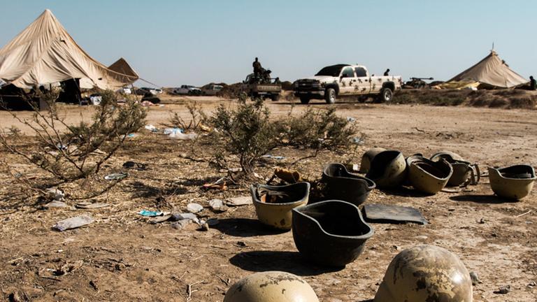 Helme von Soldaten der irakischen Armee liegen in Kirkuk auf dem Boden. Helme von Soldaten der irakischen Armee liegen in Kirkuk auf dem Boden.