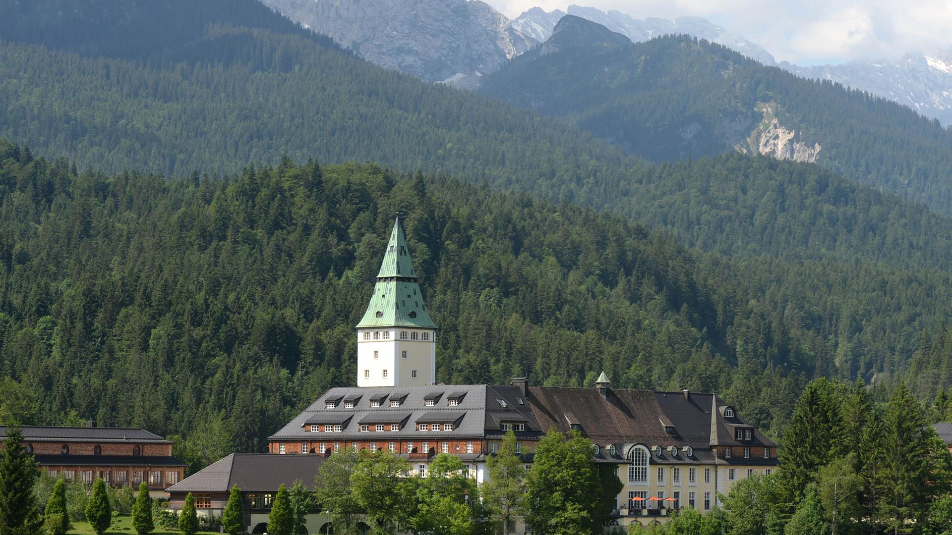 Das Schloss Elmau in der Nähe von Garmisch-Partenkirchen ist Ort des G7-Treffens im Juni 2015. Das Schloss Elmau in der Nähe von Garmisch-Partenkirchen ist Ort des G7-Treffens im Juni 2015.