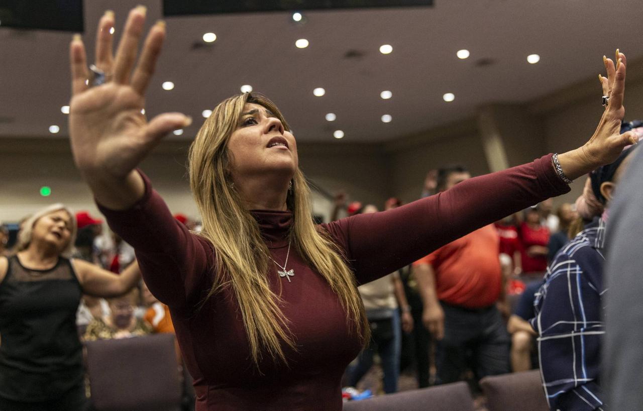 Mitglieder der Gruppe Evangelicals For Trump beten kurz vor einem Auftritt Donald Trumps im Januar 2020. Mitglieder der Gruppe Evangelicals For Trump beten kurz vor einem Auftritt Donald Trumps im Januar 2020.