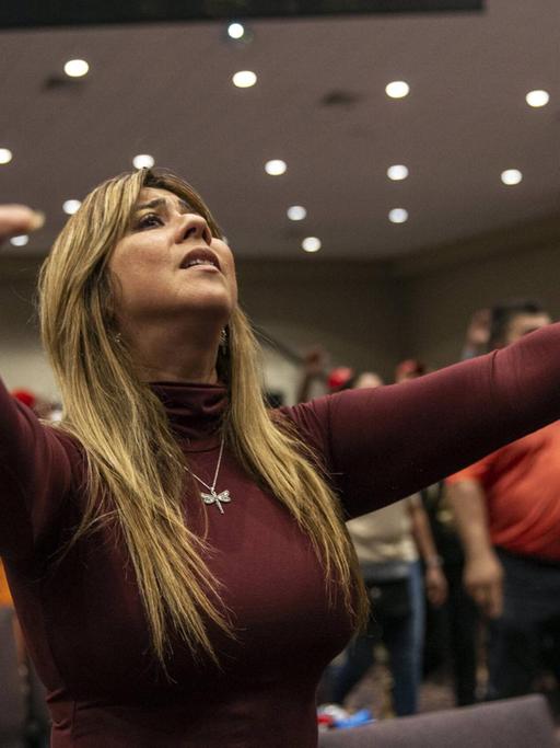 Mitglieder der Gruppe Evangelicals For Trump beten kurz vor einem Auftritt Donald Trumps im Januar 2020.