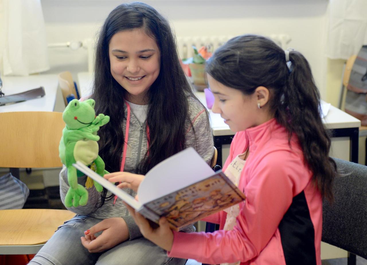Christina aus Rumänien (r.) und Tefide aus Bulgarien üben am 07.01.2016 in Berlin in einer Willkommensklasse spielerisch mit einer Handpuppe Deutsch. Christina aus Rumänien (r.) und Tefide aus Bulgarien üben am 07.01.2016 in Berlin in einer Willkommensklasse spielerisch mit einer Handpuppe Deutsch.
