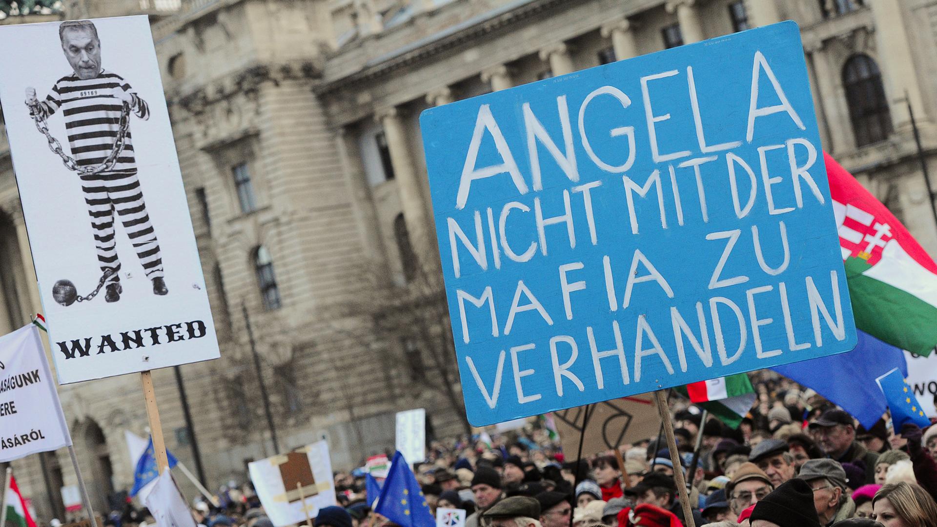Tausende Menschen demonstrierten in Budapest gegen die Politik von Ministerpräsident Orban. Tausende Menschen demonstrierten in Budapest gegen die Politik von Ministerpräsident Orban.