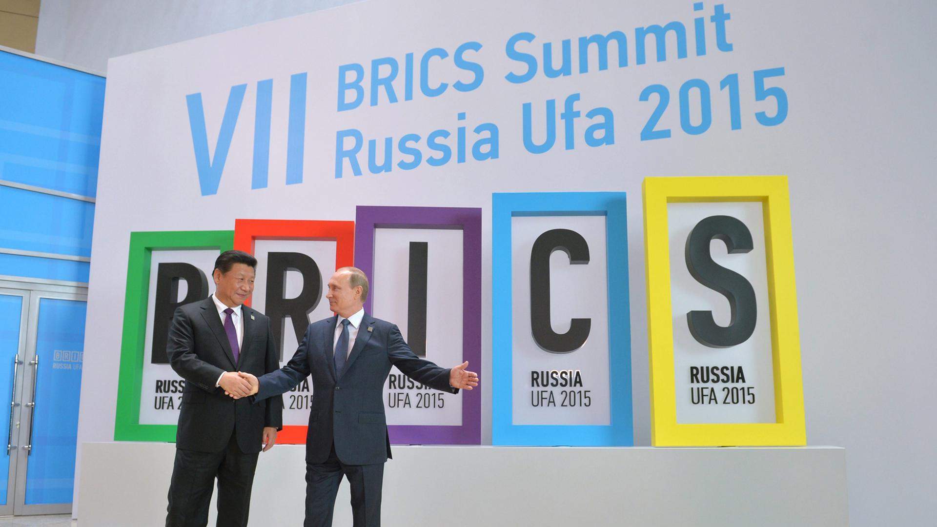Der russische Präsident Wladimir Putin begrüßt den chinesischen Präsidenten Xi Jinping zum Brics-Gipfel in Ufa. Der russische Präsident Wladimir Putin begrüßt den chinesischen Präsidenten Xi Jinping zum Brics-Gipfel in Ufa.